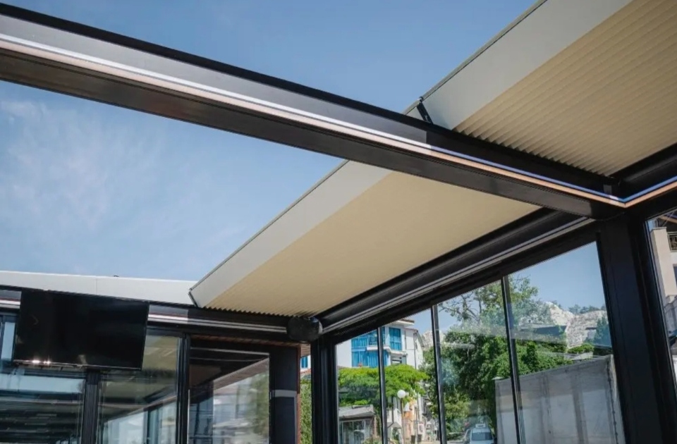 INTEGROVANÉ LED OSVĚTLENÍ - Bioklimatická pergola OPEN